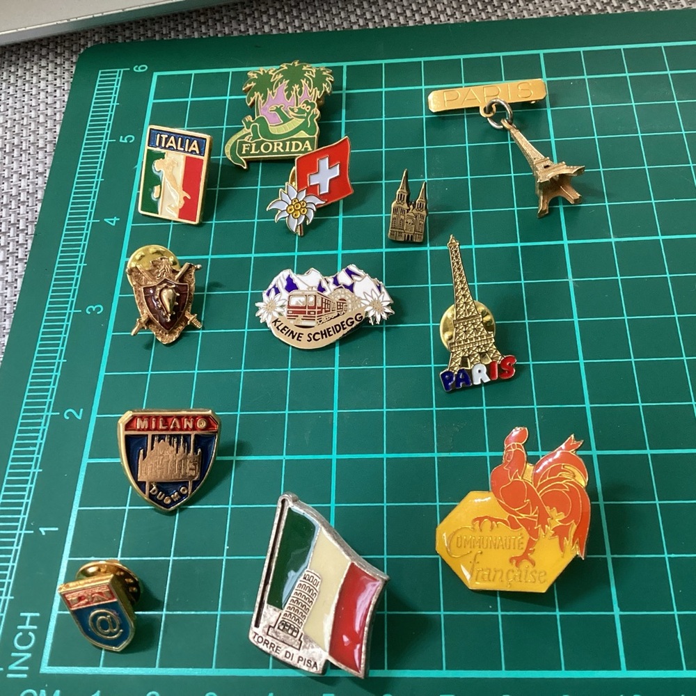 Touristic pins lot as is